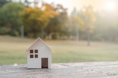 Kopya alanı doğa zemin üzerine evi kağıt kesme.