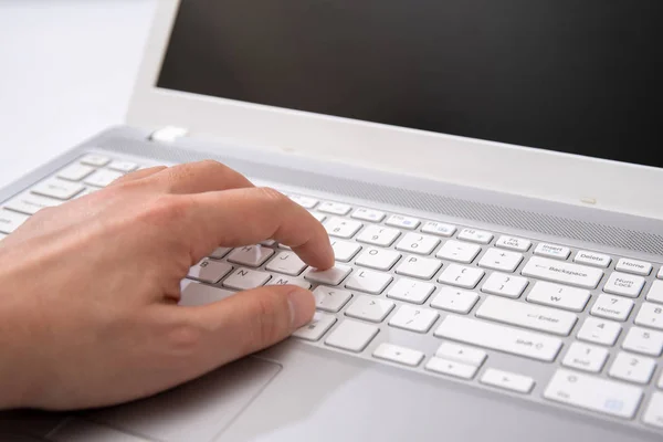 Nahaufnahme tippender Geschäftsmannhände auf der Tastatur. — Stockfoto