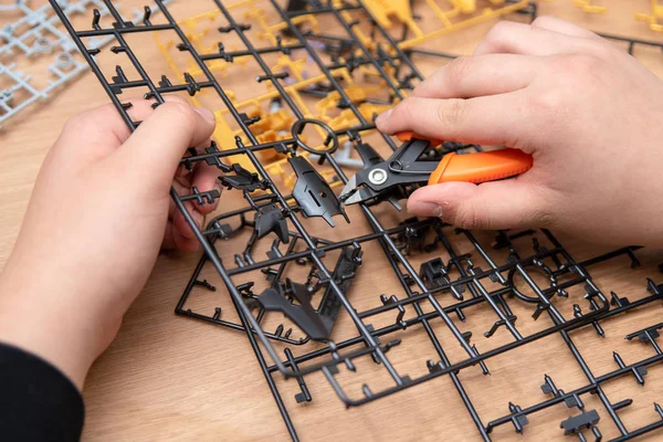 Plastik modeller araçlarını kullanarak montaj çocuklar yardım.