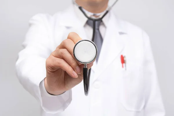 Médico com espaço de cópia isolado em fundo branco . — Fotografia de Stock