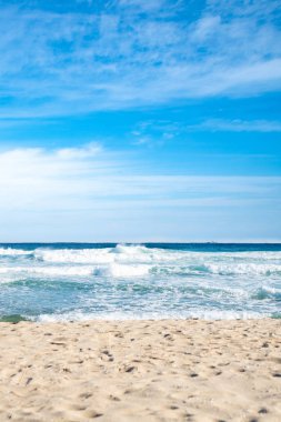 Kum plaj ve mavi gökyüzü. Gangwon-do Beach, Güney Kore.