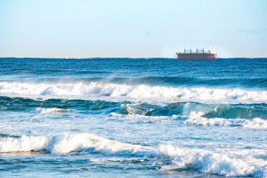 Vahşi dalgalar ve mavi gökyüzü. Gangwon-do Beach, Güney Kore.