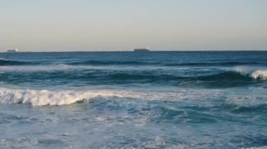 Kaba dalgalar ve mavi gökyüzü. Kore Doğu deniz sahilde dalgaların.