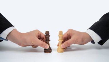 Hareketli bir işadamı bir kral tutan el satranç taşını. İş müzakere kavramı