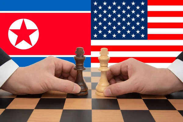 Cumbre Corea del Norte-Estados Unidos expresada en un juego de ajedrez . — Foto de Stock