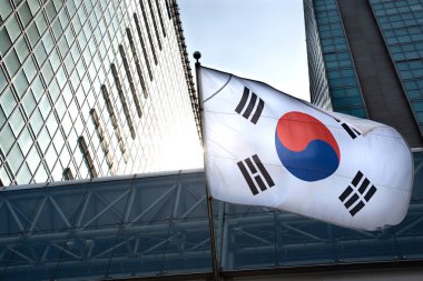 Yüksek katlı bir binada asılı Kore bayrağı.