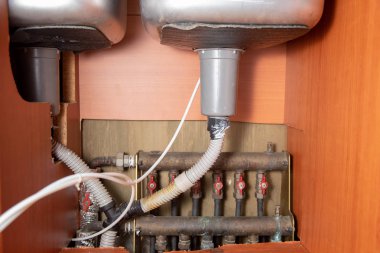 Eski lavabo ve kazan bu boru tamir ihtiyacınız