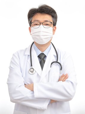 Maskeli bir Asyalı doktor. Beyaz arka plan üzerinde izole.