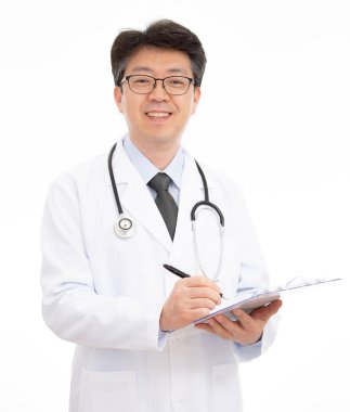 Asya gülümseyerek doktor. Beyaz arka plan üzerinde izole.