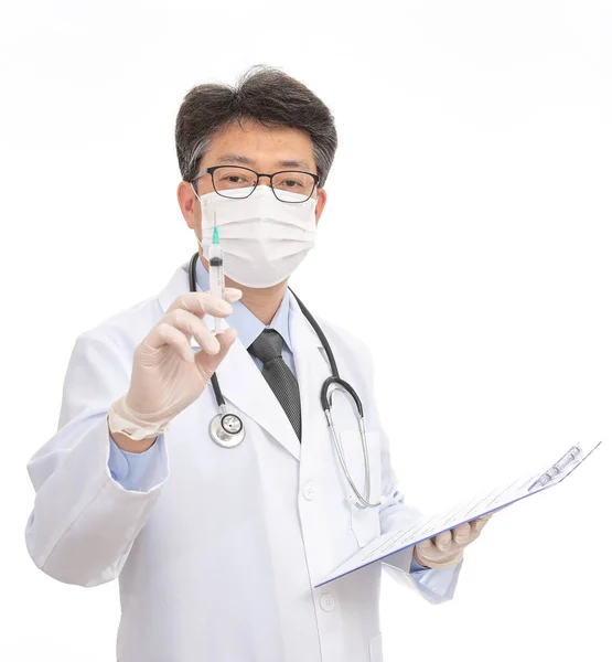 마스크를 쓰고 아시아 의사입니다. 흰색 배경에 고립. — 스톡 사진