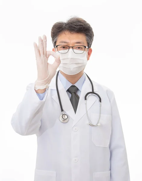 마스크를 쓰고 아시아 의사입니다. 흰색 배경에 고립. — 스톡 사진