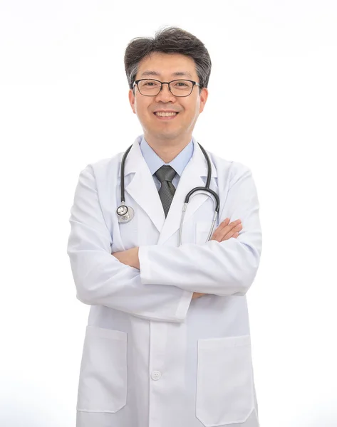 Médico asiático a sorrir. isolado em fundo branco . — Fotografia de Stock