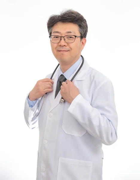 아시아 의사 웃 고입니다. 흰색 배경에 고립. — 스톡 사진