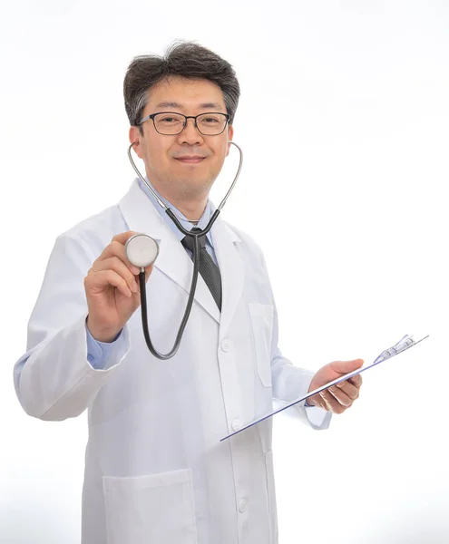 Médico asiático sonriendo. aislado sobre fondo blanco . — Foto de Stock