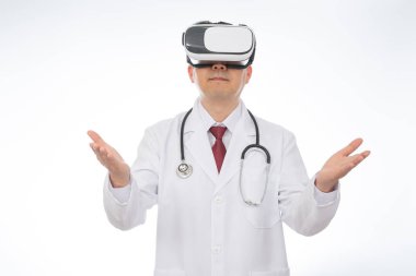 Beyaz arka plan üzerinde izole sanal gerçeklik gözlüklü erkek doktor.