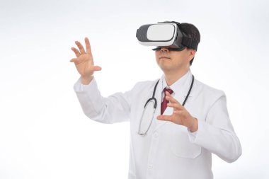 Beyaz arka plan üzerinde izole sanal gerçeklik gözlüklü erkek doktor.