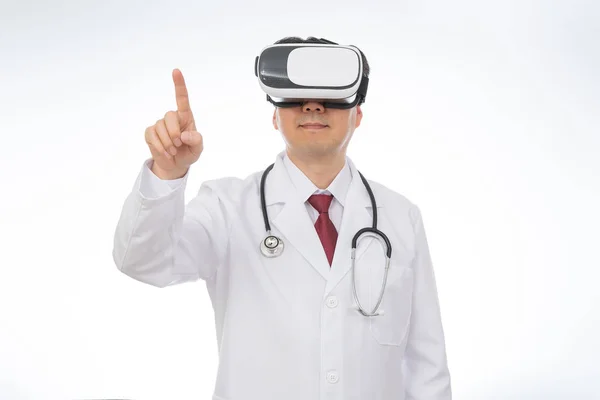 Médico masculino con gafas de realidad virtual aisladas sobre fondo blanco . —  Fotos de Stock