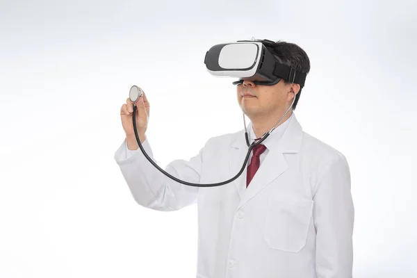 Médico masculino con gafas de realidad virtual aisladas sobre fondo blanco . —  Fotos de Stock