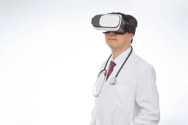 Médico masculino con gafas de realidad virtual aisladas sobre fondo blanco . —  Fotos de Stock