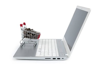 internet online alışveriş kavramı ile bilgisayar ve sepeti