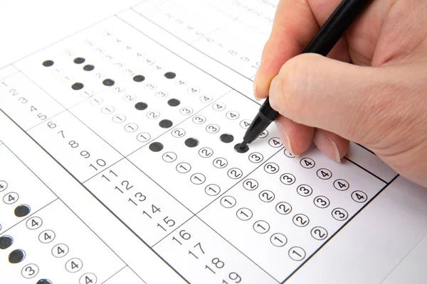 Adam dolgu OMR levha kalem ile teslim.