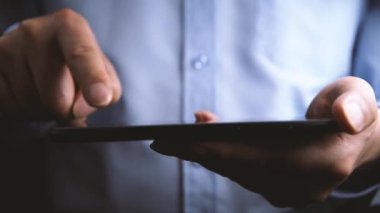 Akıllı telefon kullanarak işadamı ellerini yakın çekim.