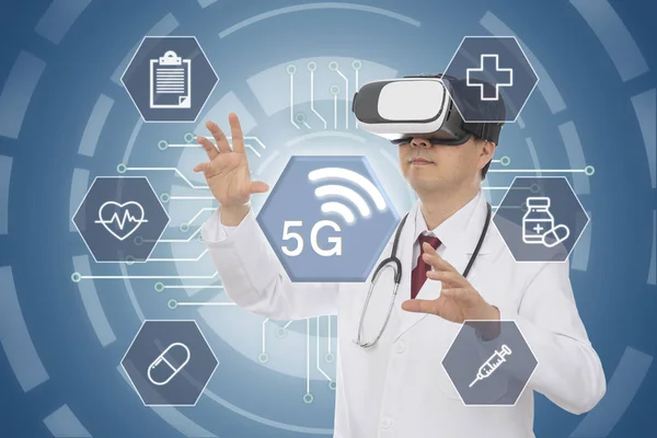 Sanal gerçeklik gözlükleri giyen erkek doktor. 5g tıbbi konsept. Bilgisayar grafiği.