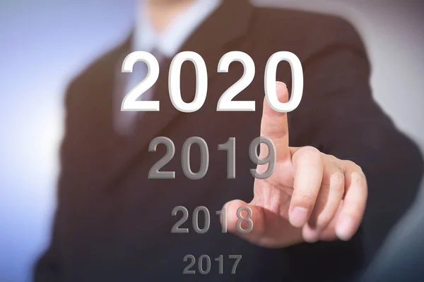 Biznesmen wskazujący rok 2020. Biznesmen koncepcja nowego roku. — Zdjęcie stockowe
