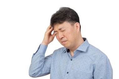 Beyaz arka planda baş ağrısı çeken orta yaşlı bir adam.