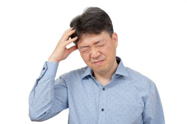 Beyaz arka planda baş ağrısı çeken orta yaşlı bir adam.