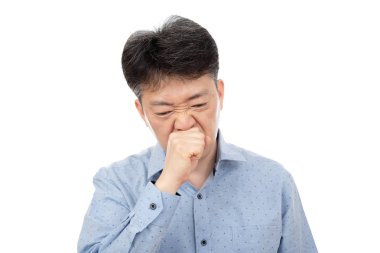 Beyaz arka planda rinitten muzdarip orta yaşlı bir adam.