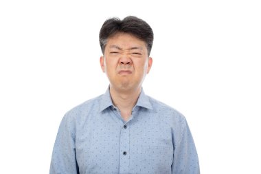 Beyaz arka planda rinitten muzdarip orta yaşlı bir adam.