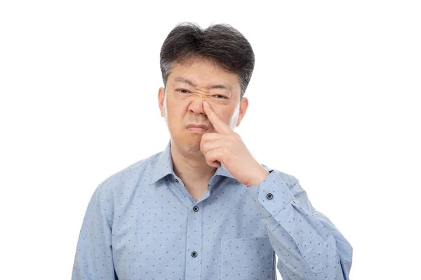 白い背景の鼻炎に苦しむ中年の男性. — ストック写真