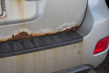 Eski paslı boya ile eski araba soyma.