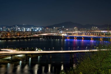 Seul 'ün gece manzarası. Araba yolda. Seoul City, Güney Kore 'da trafik.