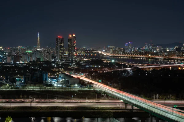 Nocny widok na Seul. Samochody na drodze. Traffic w: Seoul City, South Korea. — Zdjęcie stockowe