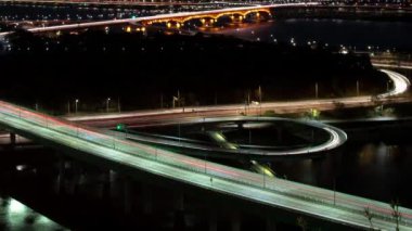 Seul 'ün gece manzarası. Zaman atlamalı Expressway üst görünümü.
