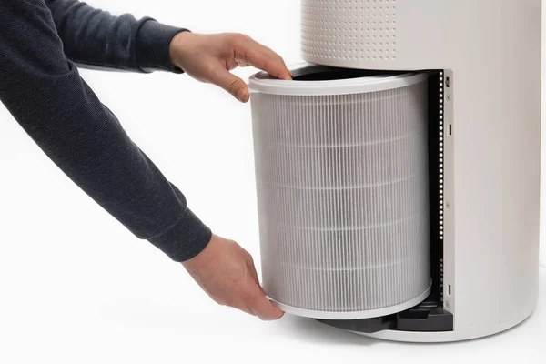 A mans hand turning an air purifiers filter into a new one. — Stock Photo, Image