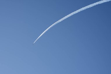 Kopya alanı ile mavi gökyüzünde uçak parkurları.