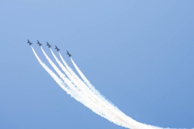 Kopya alanı ile mavi gökyüzünde uçak parkurları.