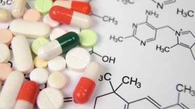 Hap lar ve kapsüller ile tıbbi bir kavram olarak odak dışında bir bulanık arka plan alıyorum. Girip çıkmaya odaklanın.