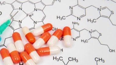 Formül ile arka planda kapsül ve şırınga ile Tıbbi kavram. Pan sol.