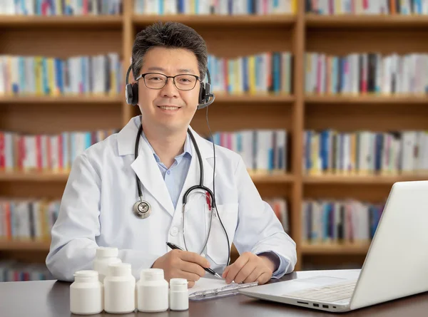 아시아의 한 의사는 원격으로 환자와 상담을 하고 있습니다. 전신 건강 개념 — 스톡 사진