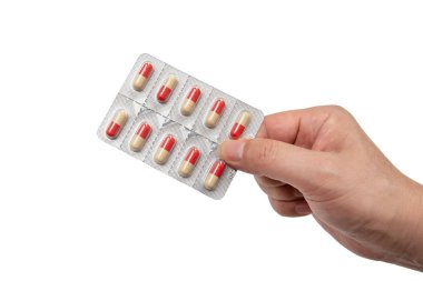 Beyaz bir arka plan üzerinde kırmızı kapsülbir panel tutan bir adam el