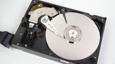 Okuma ve yazma yapan bir bilgisayar sabit diskinin içinin yakın çekim.