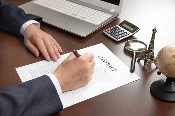 Ruka obchodníka držící pero v ruce a podepsání smluvního dokumentu — Stock fotografie