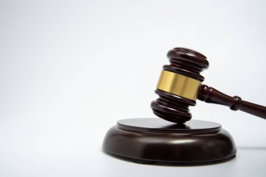 Tahta bir yargıç tokmağı beyaz arka planda izole edilmiş..