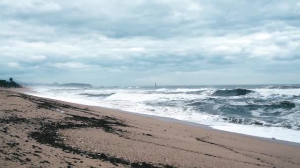 Seashore Scene Which High Waves Come Cloudy Weather Strong Winds — Stock Video