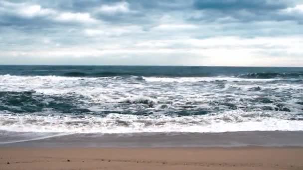 Μια Παραλία Σκηνή Στην Οποία Ψηλά Κύματα Έρχονται Συννεφιά Και — Αρχείο Βίντεο