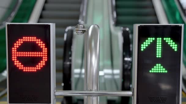 Riktad Skylt Ljus För Att Ange Riktningen För Rulltrappan Drift — Stockvideo